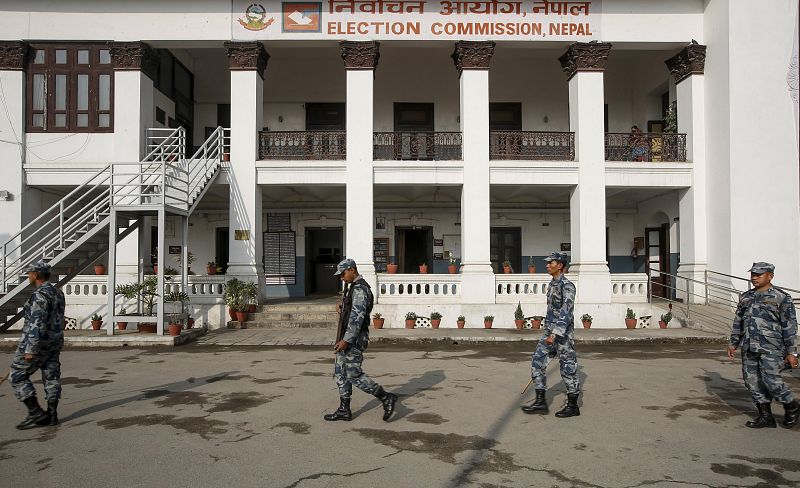 La Policía de Nepal patrulla en las cercanías de la Comisión Electoral en la capital, Katmandú. El gobierno nepalí ha anunciado elecciones locales el 14 de mayo de 2017, las primeras en 20 años.