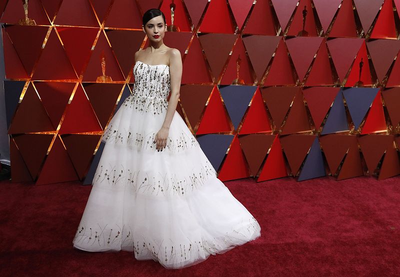 Oscar 2017: La actriz y cantante Sofia Carson posanado en la alfombra roja