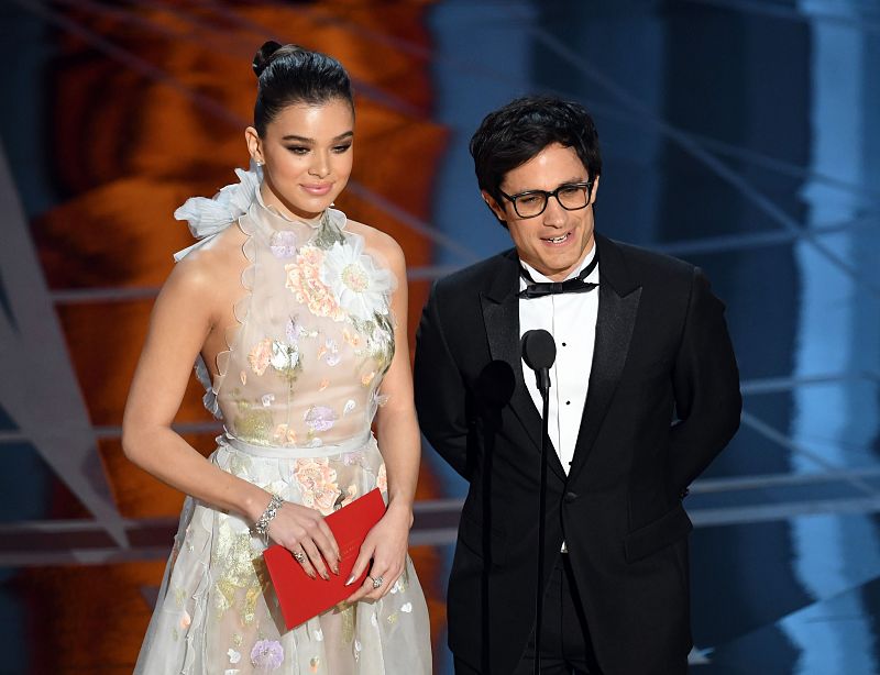 Hailee Steinfeld y Gael Garcia Bernal, en una intervención reivindicativa durante los Oscar 2017