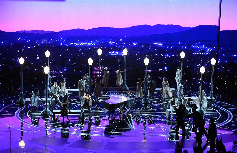 John Legend interpreta una de las canciones de La la land durante la ceremonia de los Oscar 2017