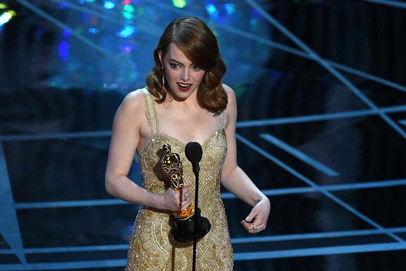 Emma Stone recibe el Oscar a mejor actriz por su papel en 'La la land'