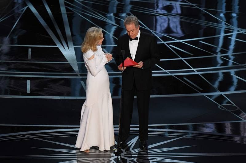 La actriz Faye Dunaway y el actor Warren Beatty se disponen a anunciar 'La la land' como Oscar a la mejor película