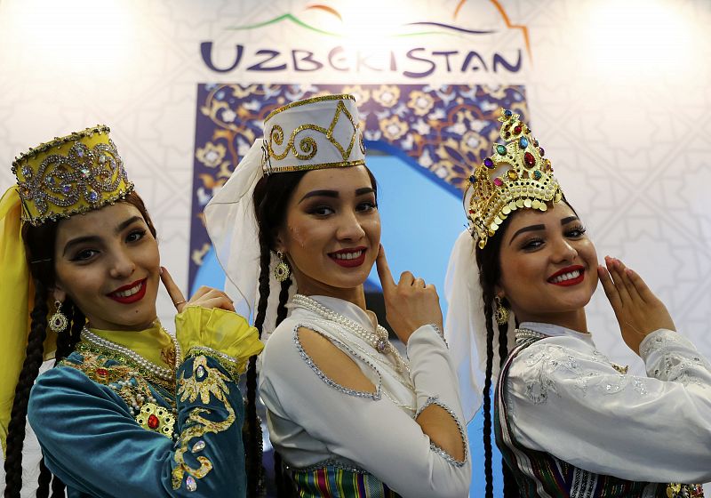 Azafatas posan en el stand de Uzbekistán en la Feria Internacional de Turismo ITB de Berlín.