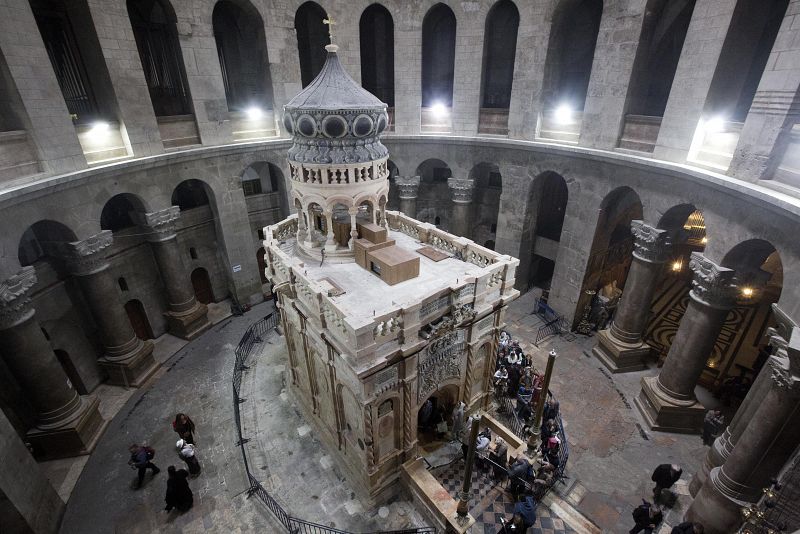 La tumba de Jesuscristo restaurada luce en la iglesia del Santo Sepulcro