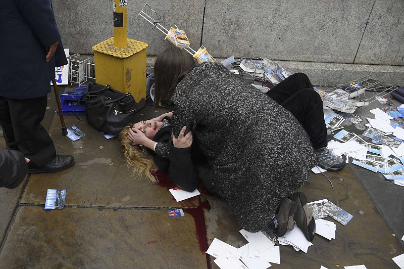 Una mujer herida en el puente de Westminster