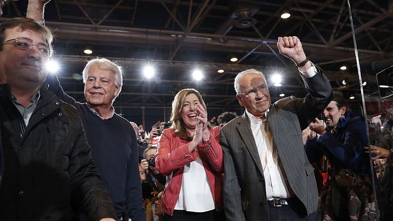 Susana Díaz llega acompañada por Felipe González, Alfonso Guerra y el presidente de Extremadura, Guillermo Fernández Vara