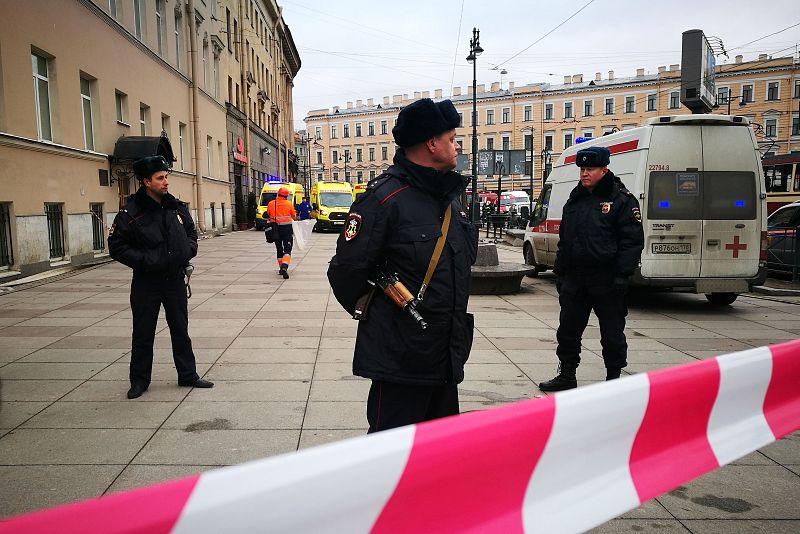 Cordón policial en la salida de metro de San Petersburgo Teknhologichesky tras la doble explosión que ha causado al menos 10 muertos.