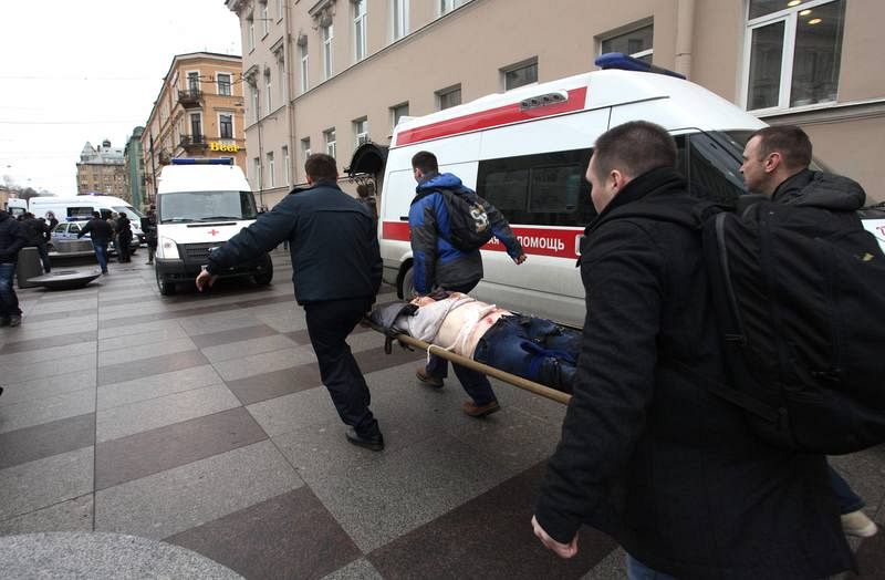  Un herido es trasladado a una ambulacia en el exterior de la estación de metro Teknhologichesky, en San Petersburgo.