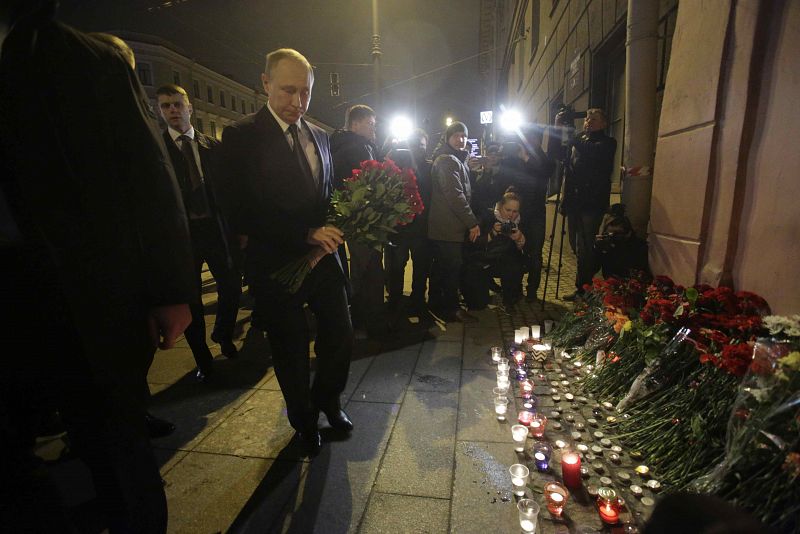 Putin deposita flores en la estación de metro Tekhnologicheskiy Institut, donde se ha producido la explosión que ha dejado al menos una decena de muertos.