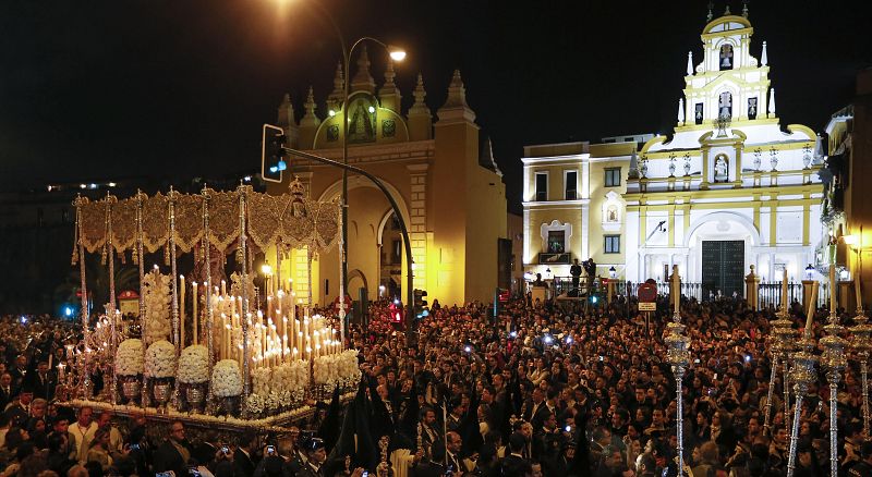 Esperanza Macarena a la salida de su basílica para iniciar su procesión en la celebración de la Madrugá sevillana, una noche con seis cofradías recorriendo el centro de la ciudad.