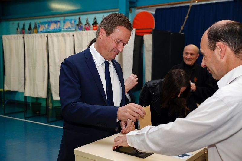 El candidato ultraconservador Nicolas Dupont-Aignan, del DLF, vota en París