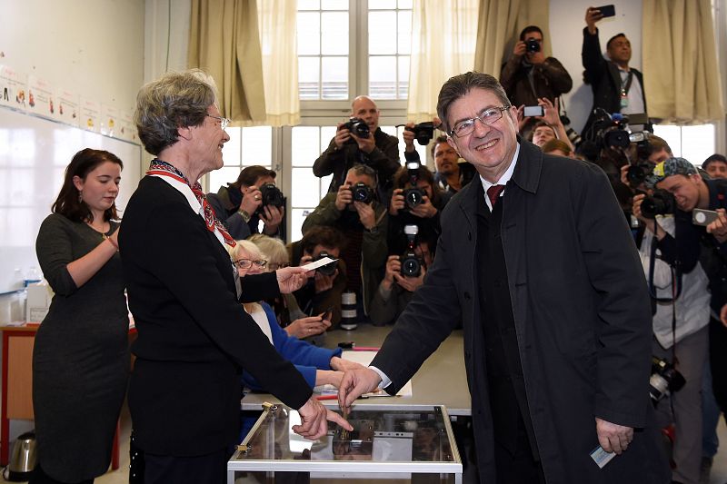 El candidto presidencial de Francia Insumisa, Jean-Luc Melenchon, vota en París
