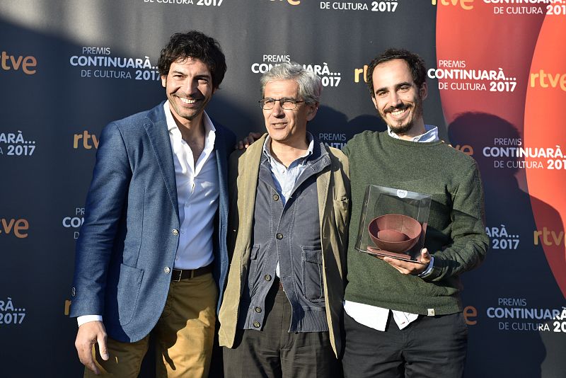 L'editor Joaquín Palau i el seu fill, Álvaro reben el premi de mans de Quico Taronjí, presentador de "Aquí la Tierra", de TVE