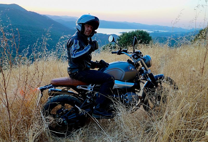 Miquel Silvestre a lomos de una Scrambler en la sierra de los Pedroches, Córdoba