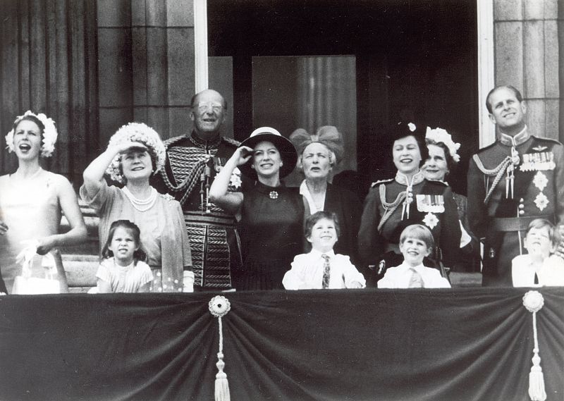 La familia real británica saluda desde el balcón del Palacio de Buckingham el 20 de ocubre de 1972.