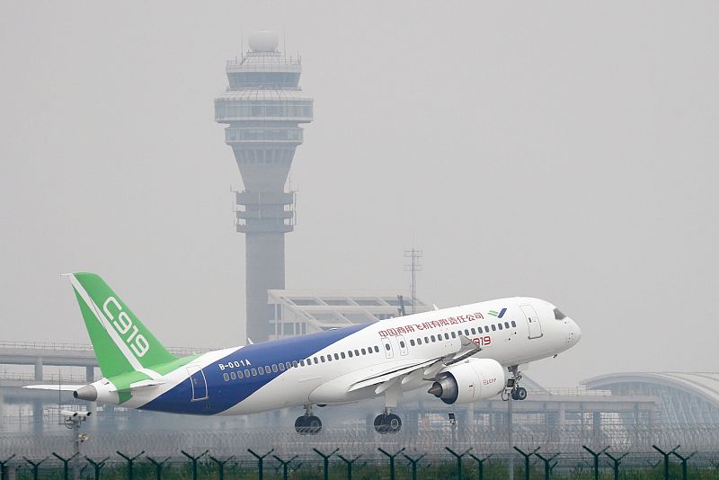 Primer vuelo de un avión de fabricación china desde Shanghai