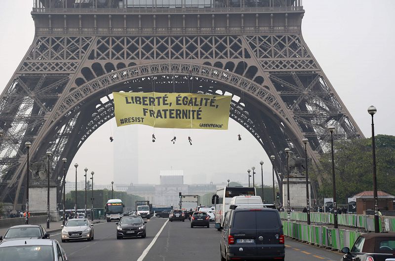 Greenpeace cuelga una pancarta de la torre Eiffel contra el Frente Nacional