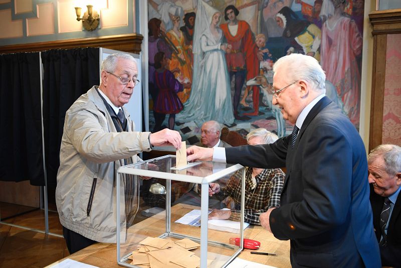 Un ciudadano vota en Le Touquet, al norte de Francia