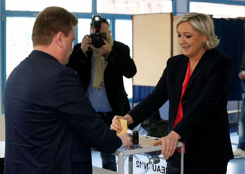 Marine Le Pen vota en Henin-Beaumont, feudo del Frente Nacional