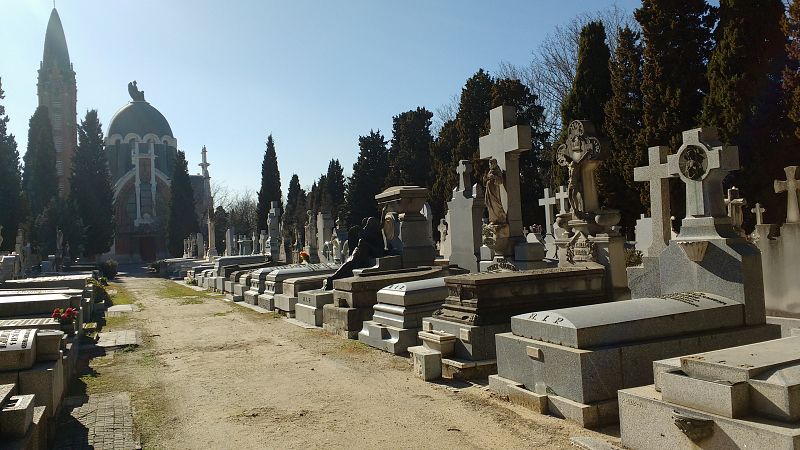 Al fondo la capilla con el ángel Fausto sobre la cúpula