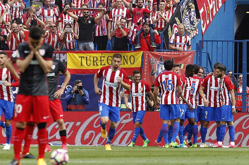 Fernando Torres (2d) celebra con sus compañeros uno de los goles marcado frente al Athletic de Bilbao.