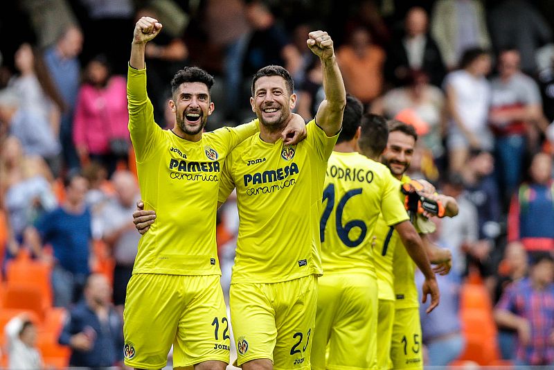Álvaro y Bonera celebran la victoria del Villarreal en Mestalla que les deja quintos en la clasificación de LaLiga.