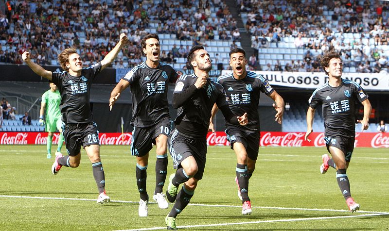 El delantero de la Real Sociedad Juanmi Jiménez (3d) celebra con sus compañeros su gol marcado ante el Celta.