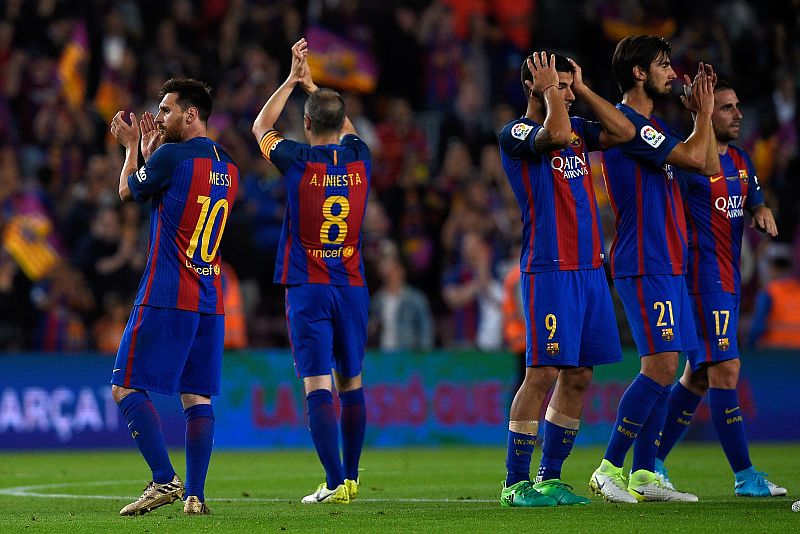 Los jugadores del FC Barcelona saludan al público del Camp Nou.