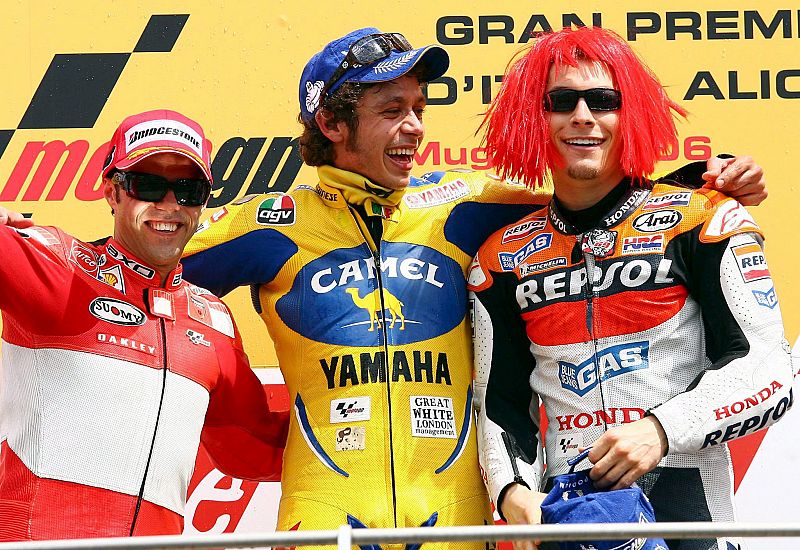 Valentino Rossi (c), Loris Capirossi y Nicky Hayden tras disputar el Gran Premio de Italia de MotoGP (2006).