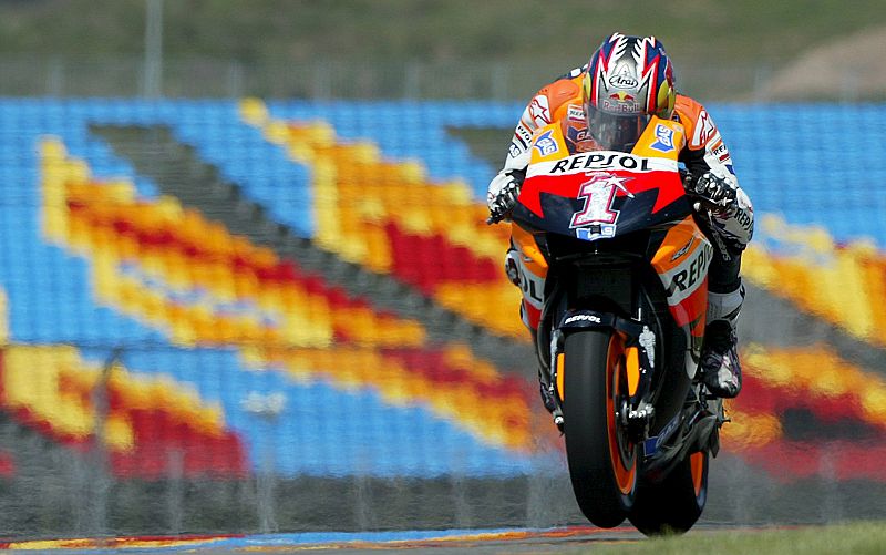 Nicky Hayden (Repsol Honda) durante el segundo entrenamiento libre oficial de Moto GP en el circuito de Estambul (2007).