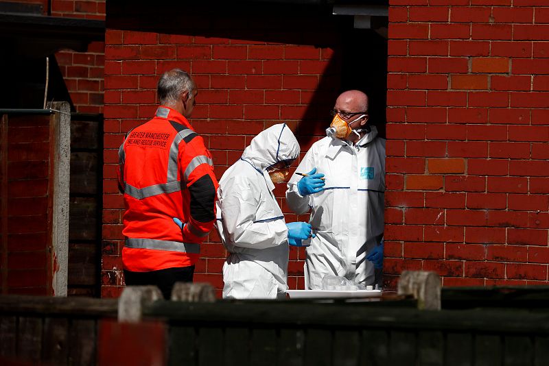 Policías britanicos investigan un domicilio en Manchester en relación con el atentado suicida de este martes