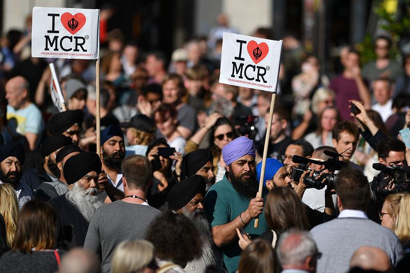 A la vigilia de Manchester han asistido personas de todas las etnias y confesiones