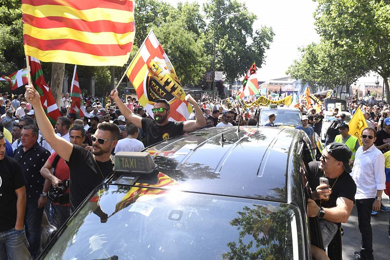 Vehículos prácticamente parados en el Paseo del Prado de Madrid por las protestas de los taxistas.