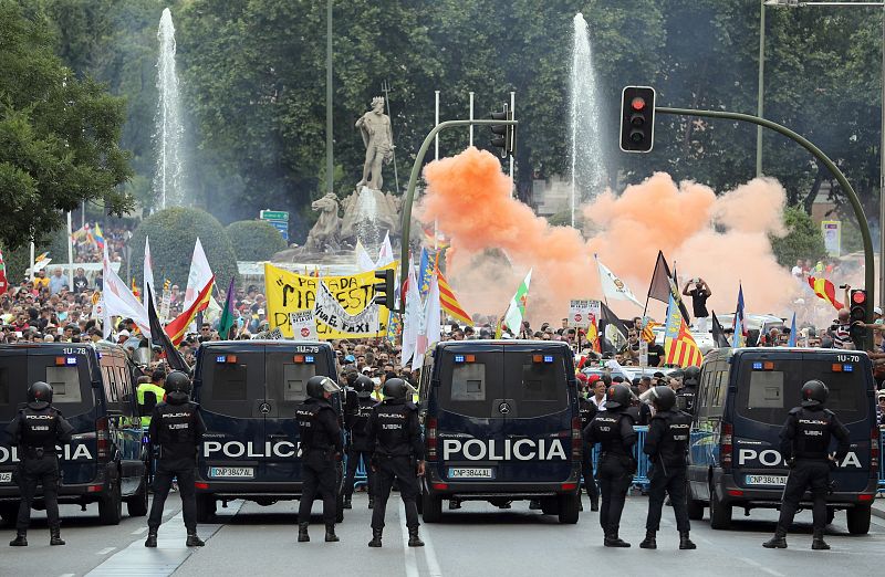 Efectivos de la Policia Nacional en la Carrera de San Jerónimo en la confluencia con la fuente de Neptuno