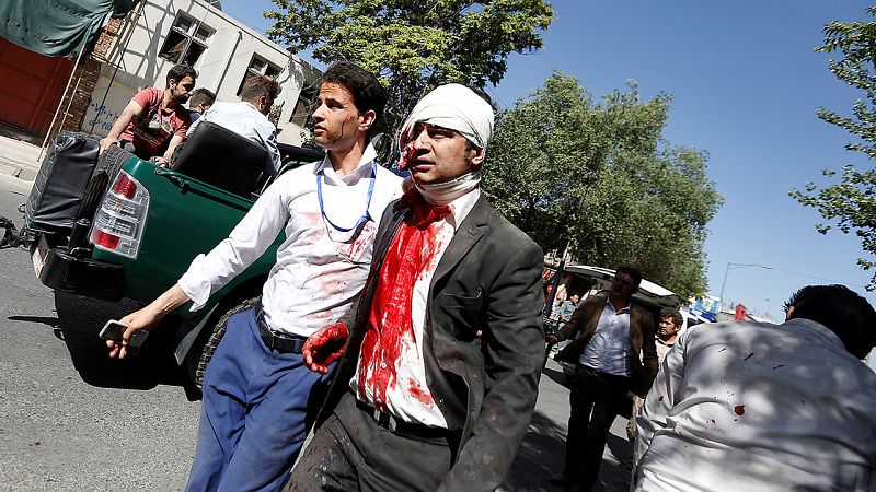 Un hombre herido en la explosión de una bomba en el distrito diplomático de Kabul, en Afganistán