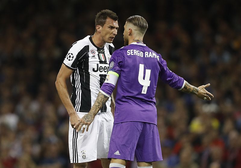 Sergio Ramos y Mandzukic se encaran en una jugada.