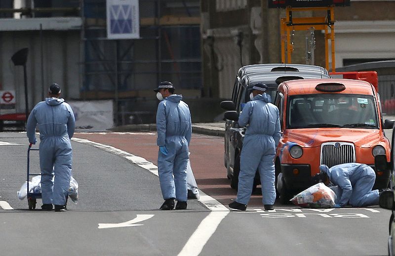 Investigadores trabajan en el Puente de Londres, donde numerosos viandantes fueron arrollados por la furgoneta que conducían los terroristas