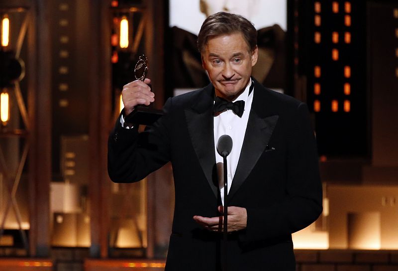 El actor Kevin Kline gana el Tony al mejor actor protagonista por la obra 'Present Laughter'.