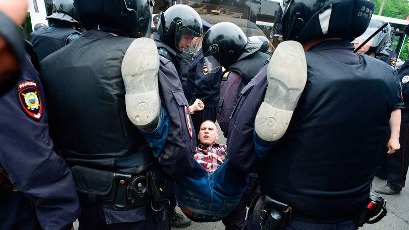  La policía rusa detiene a un manifestante en San Petersburgo. 