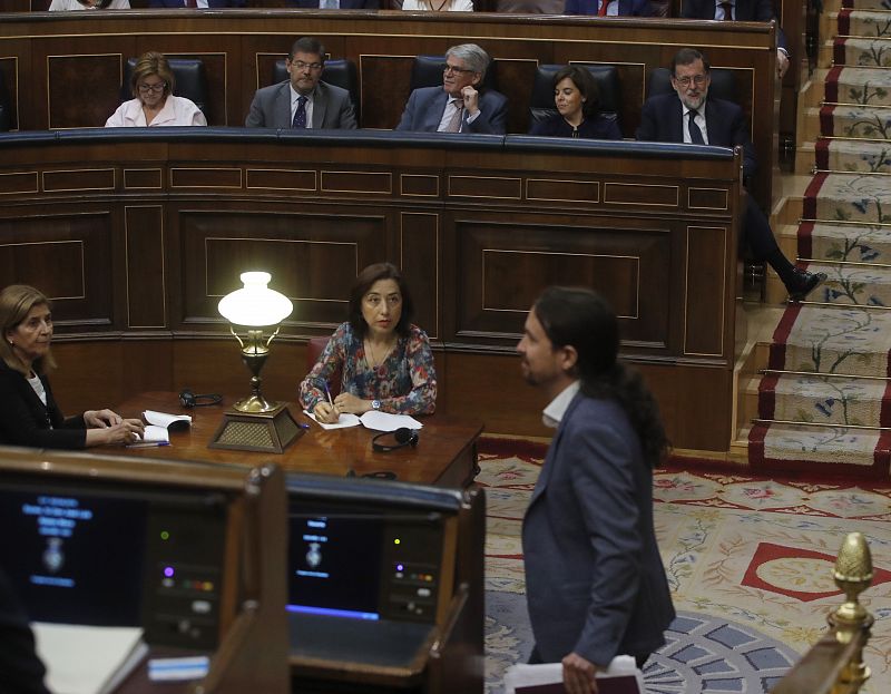 Iglesias baja de la tribuna tras su primer intervención