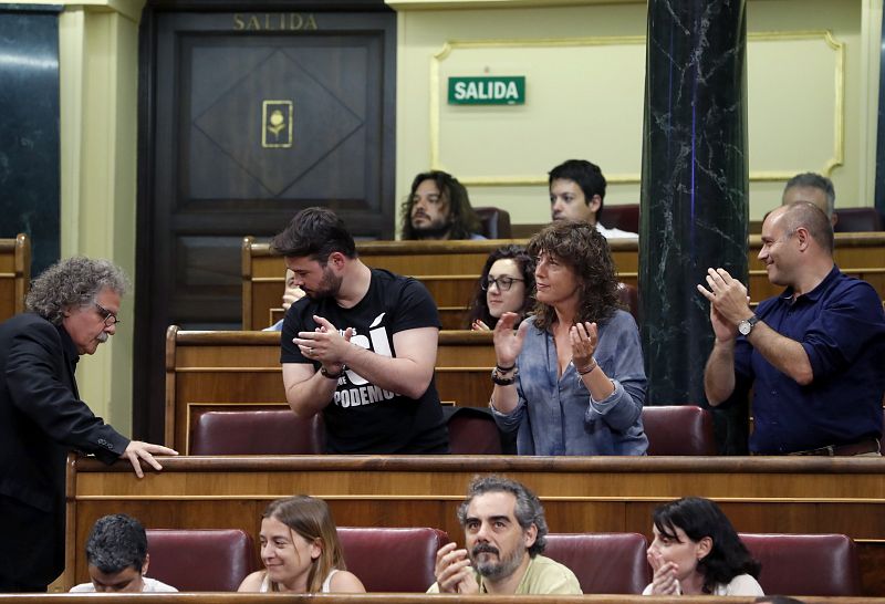 Tardà (ERC) recibe el aplauso de los diputados de su grupo