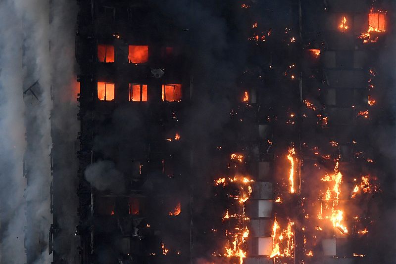 Las llamas envuelven la Torre Grenfell, en el distrito de Kensington. Las causas del incendio no están claras.