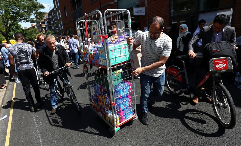 Vecinos y comerciantes de la zona han mostrado su solidaridad con las víctimas del incendio y con los bomberos aportando agua y refrescos.