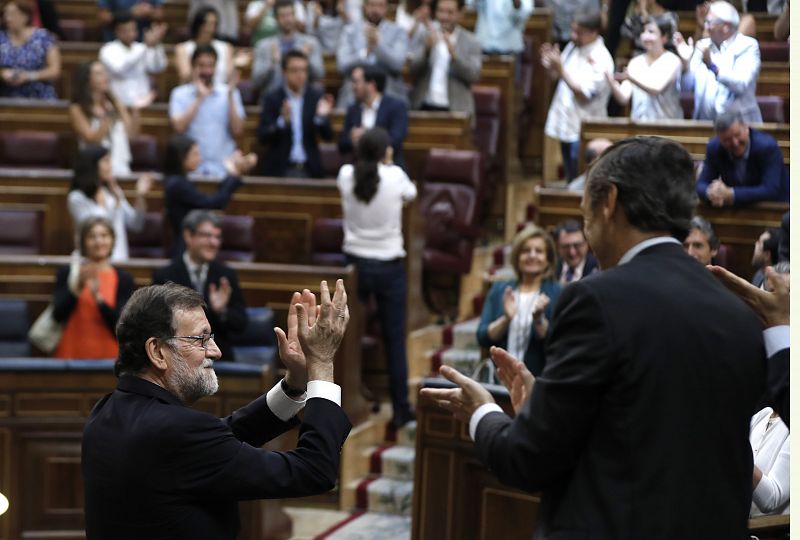 Rajoy aplaude tras quedar rechazada la moción de censura