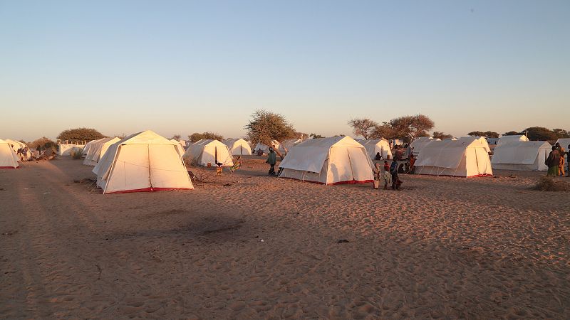 Tiendas nuevas en el campo de Dar es Salam, en Chad