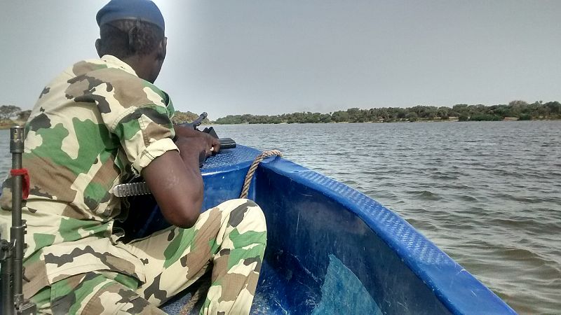 A pesar de la que la situación ha mejorado, el Ejército chadiano patrulla las aguas del Lago Chad para proteger a la población de nuevos ataques de Boko Haram.