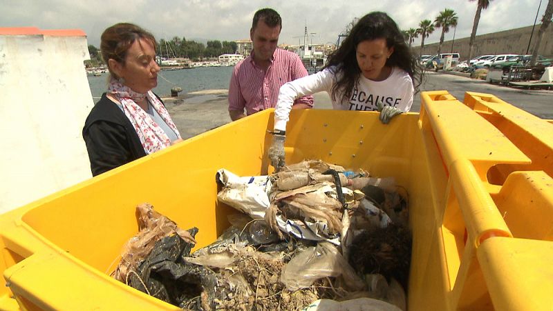 Irene, de la Fundación Ecoalf, y Eduardo, de Ecoembes, revisando los contenedores de basura plástica marina