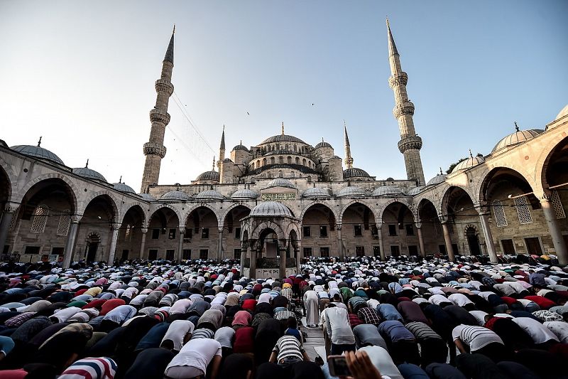 Rezo colectivo en la mezquita de Sultanahmet, conocida como la Mezquita Azul, en Estambul, Turquía.