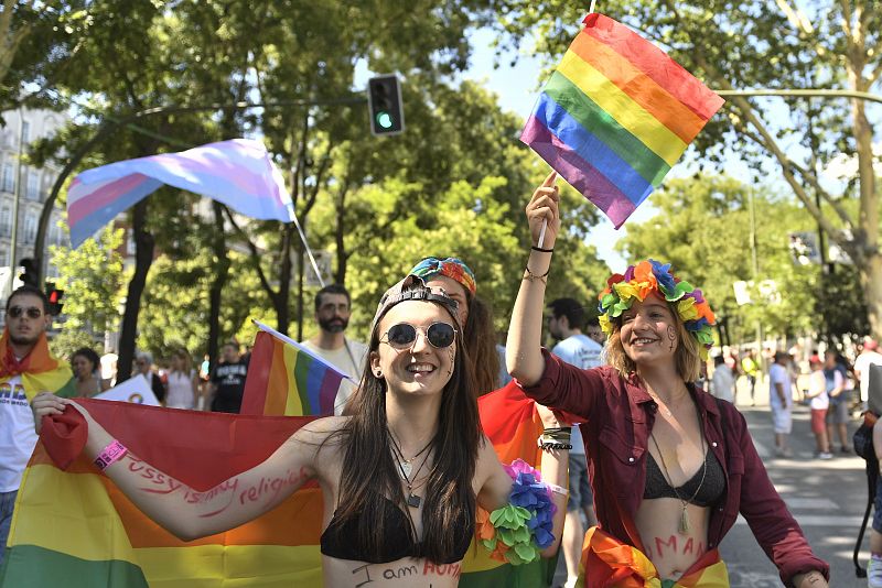 Participantes en la marcha del World Pride 2017 ondean banderas arcoiris