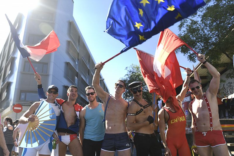 Participantes en la marcha del World Pride en Madrid con banderas de Francia, China y de la Unión Europea.